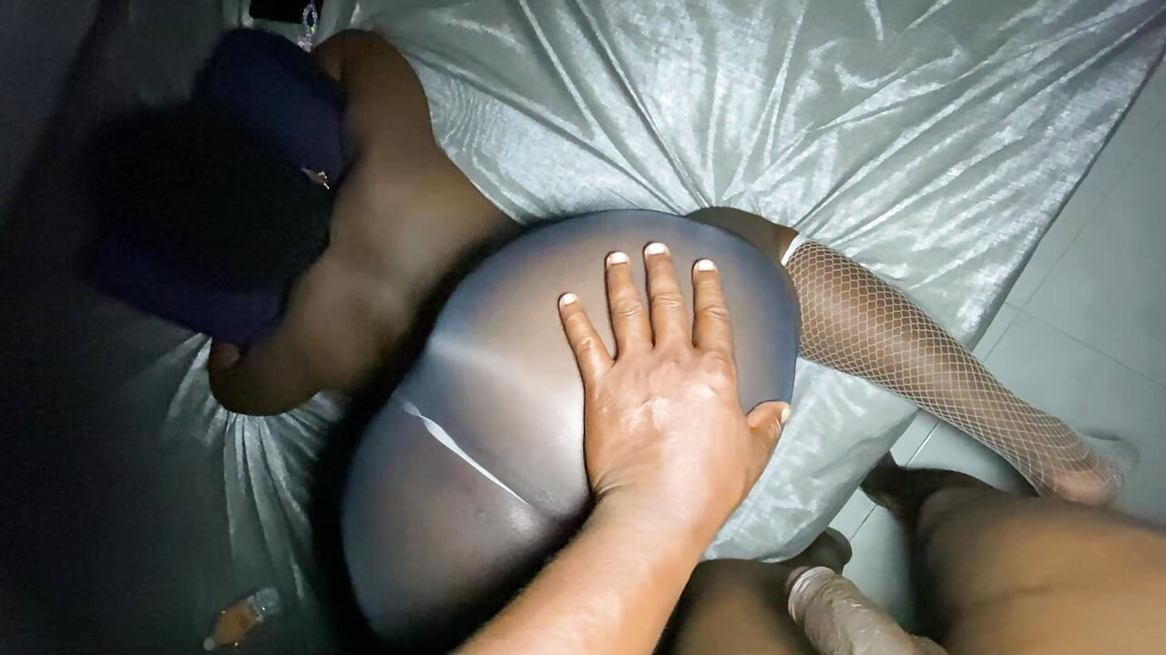 Married woman in transparencies gives herself to the black vergón while her husband is away