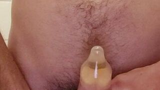 Pisse dans un préservatif avec du sperme dedans