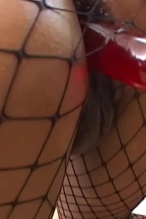 إنها ترميها مرة أخرى كما لو أن لديها شيئا تثبته وتمتلكه كل لحظة.