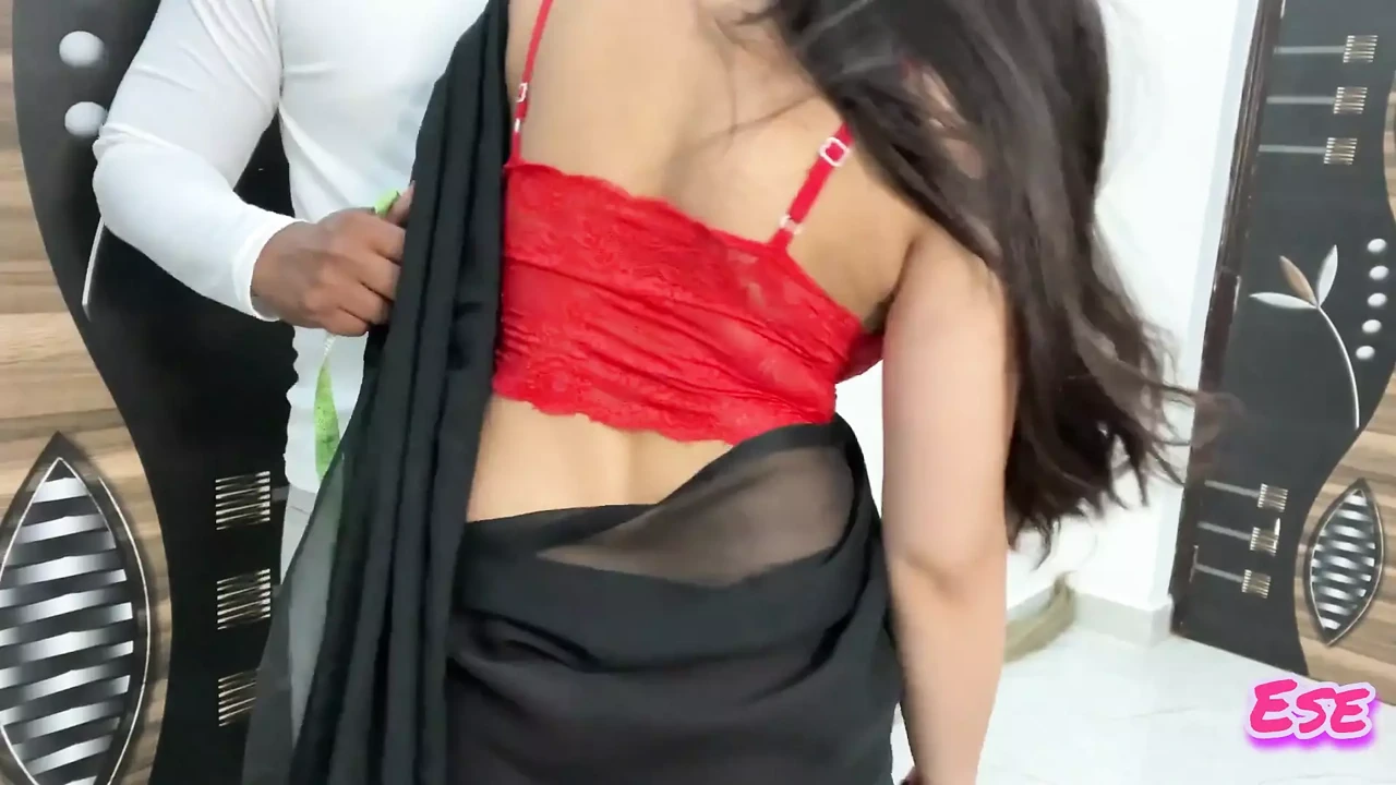 小嫂不得不紧急拿一件衬衫，所以她操了裁缝。