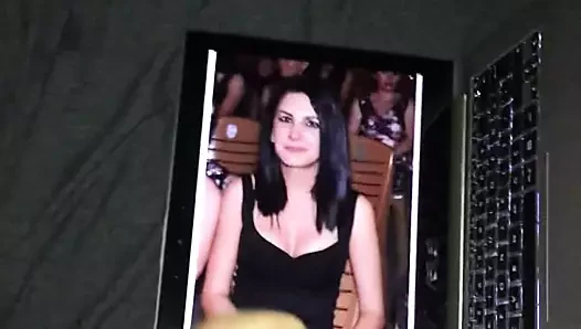 Benden karısına ilaç vermemi istedi.