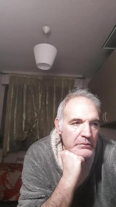 أشعر بالرغبة في رش كل حليبي الساخن في فمك