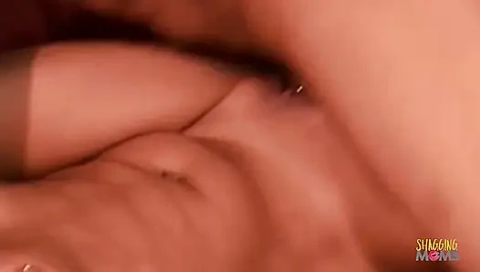 Sie stopft sein gesicht und er hat diese muschi gestopft, jetzt bietet sie einen blowjob an