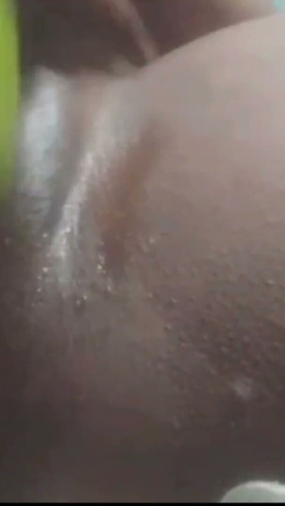 我把黄瓜插进骚逼和屁眼里，把泥土塞进骚逼里，每晚独自释放自己 | Clip 1
