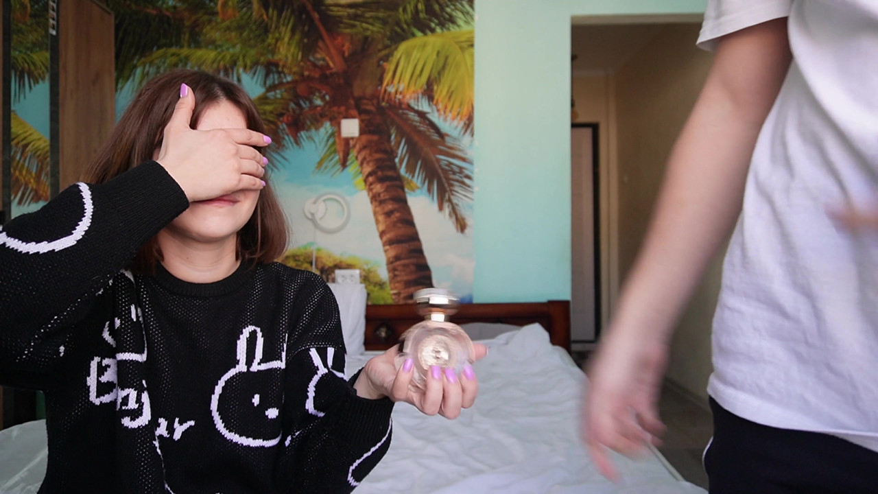 流行的在线游戏在视频博客期间变成继兄弟和继妹之间的性爱