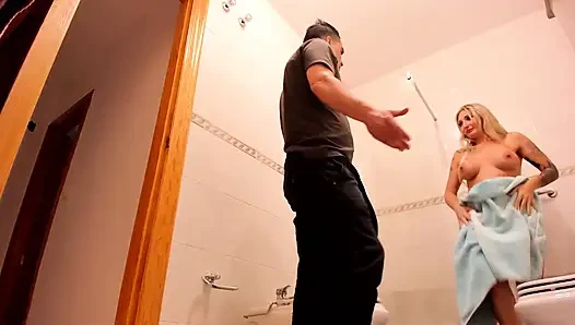 Ateşli büyük memeli üvey annem duşta sikişiyor