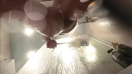 Üvey kız kardeşlerin banyosunda web kamerası. Erkek arkadaşıyla seks yaptıktan sonra ıslak amcık