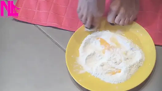 Делаем тесто для пасты с моими босыми ступнями