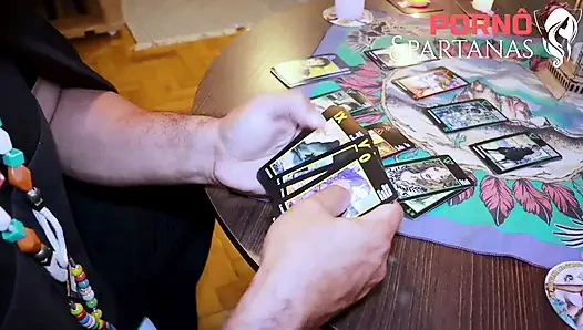 Cewek hot rambut pirang ini sama gipsi nakal untuk mengetahui prediksi tahun barunya