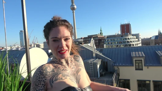 Spontaner Blowjob Über Den Dächern Von Berlin