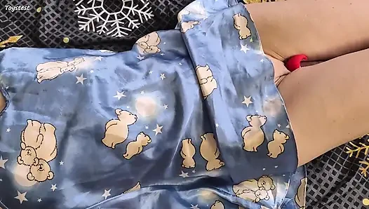 Heiße Zierliche MILF. Fick Mich, Schneemann, Ich Will Ein Bisschen Abkühlen.