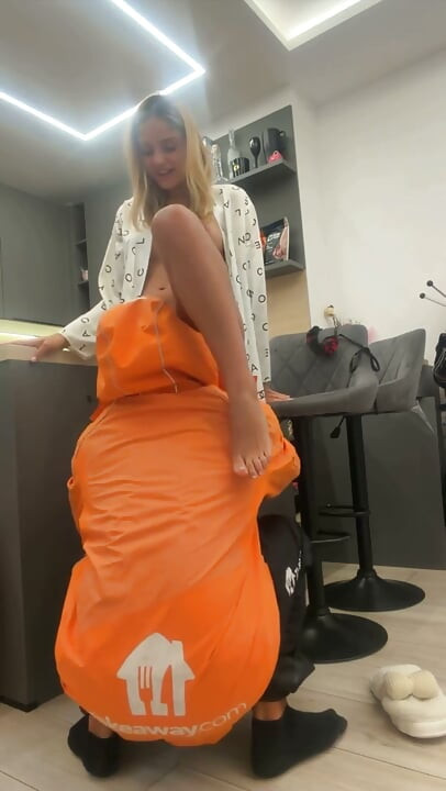 18-jährige Italienische Webcam-star Blondine Zahlt Dem Lieferboten Sex Mit Sex Und Einem Cumshot in Den Mund