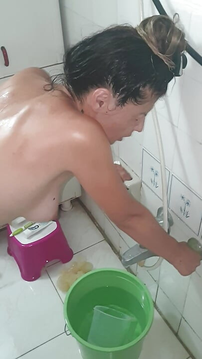 The old man is having sex with his young lover in the bathroom.