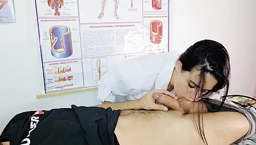 Gerçek bir hemşirenin oral seksi, hastanın ereksiyona şaşırıyor