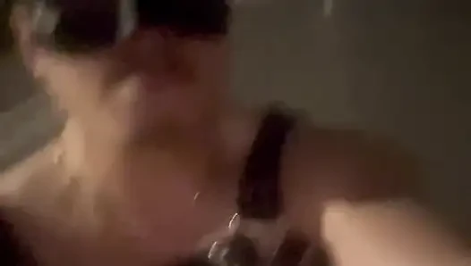 Çıplak kaslı Asyalı adam deri koşumludan başka bir şey yokta gece sokaklarına sahip
