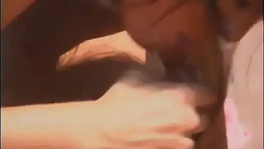 Pria robek membajak ibu seksi di lantai beranda