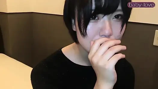 Facecum ilk kez, boyish kısa saçlı güzellik bir yaramaz anı tam bir kaosa dönüştürüyor