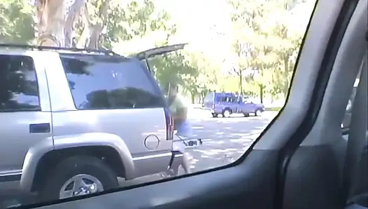 Klasik dağınık kıllı amcık kız mia'nın döllerini boşaltıyor