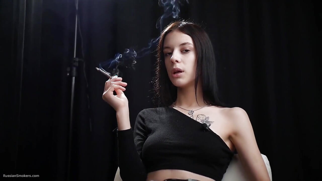 Chica delgada está fumando una roja