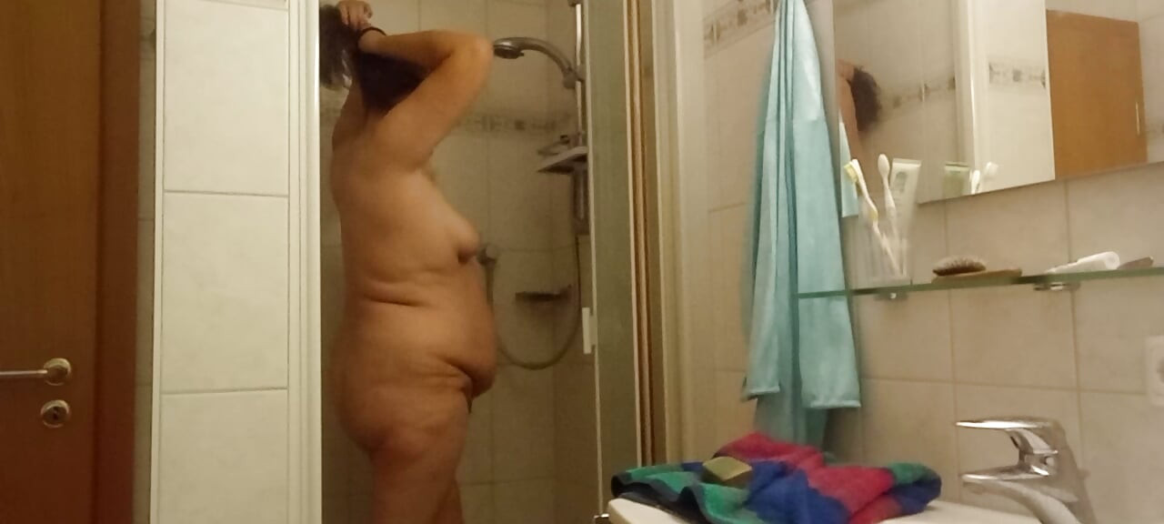 Товста зріла BBW приймає душ, Єва Пур демонструє свої форми Частина 1