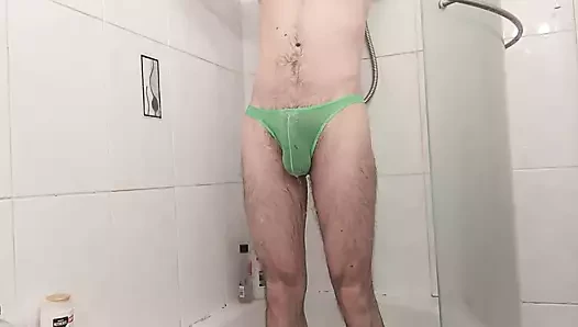 Zuhanyozás és élvezés hálós rövidnadrágban