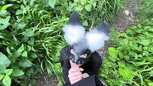 Aku memergoki orang asing masturbasi dan memberinya blowjob yang lezat di taman.