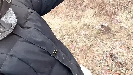 Cewek seksi ini lagi asik kencing di hutan!