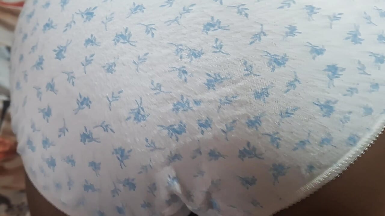 MILF šou u gaćicama super vruće dupe viralni video