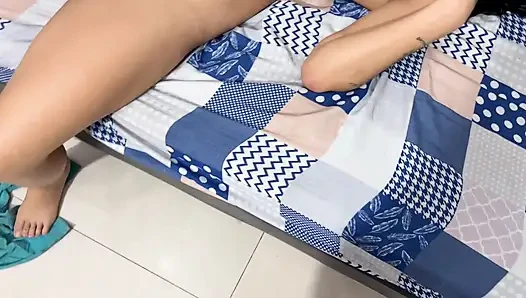 Üvey kız kardeşim üvey babamın odasını düzenlerken, bundan yararlanıyorum ve alıyorum