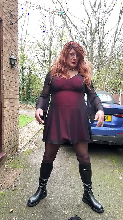 오후에 차를 몰고 가기 직전에 섹시한 검은 팬티 스타킹과 부츠를 입은 섹시한 크로스드레서 kellycd20222