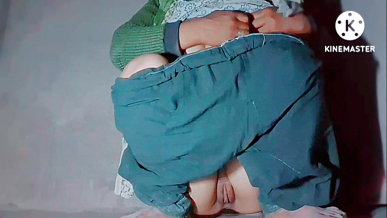独奏在这里分享。这个身材性感的辣妹在她的房间里做开始节目。通过慢度这个性感的女孩