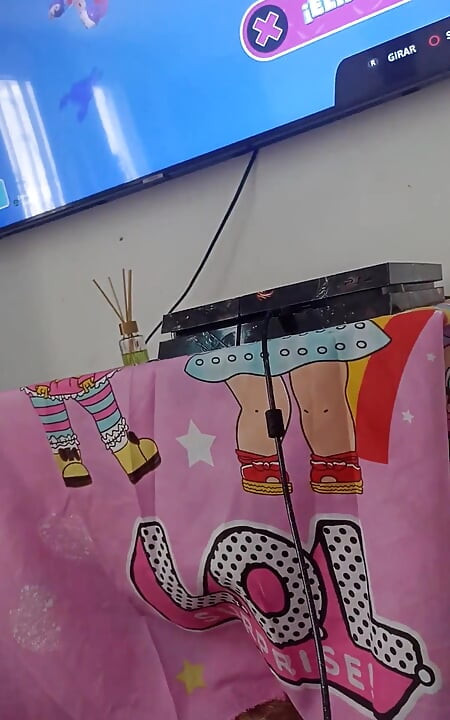 เล่นเพลย์สเตชั่นขณะที่แฟนหนุ่มถ่ายกู