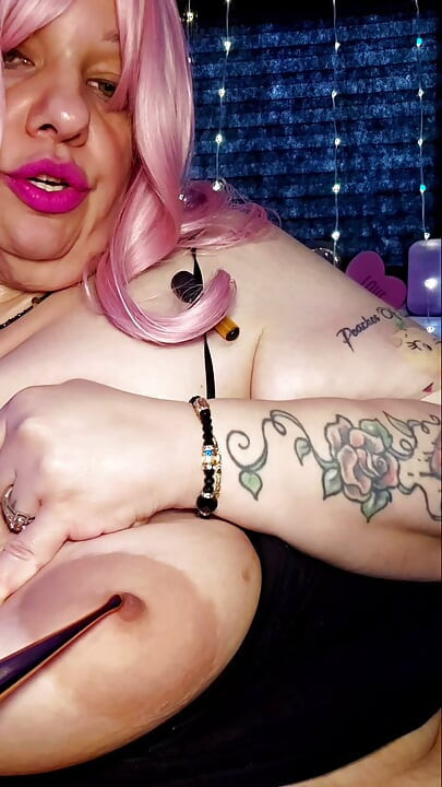 Boob Show: Πρώτη φορά με σφιγκτήρες θηλών και δονητές