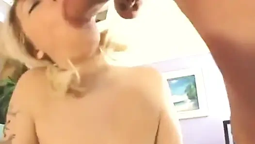 Pengusaha yang lebih tua lagi asik ngentot memek sempitnya