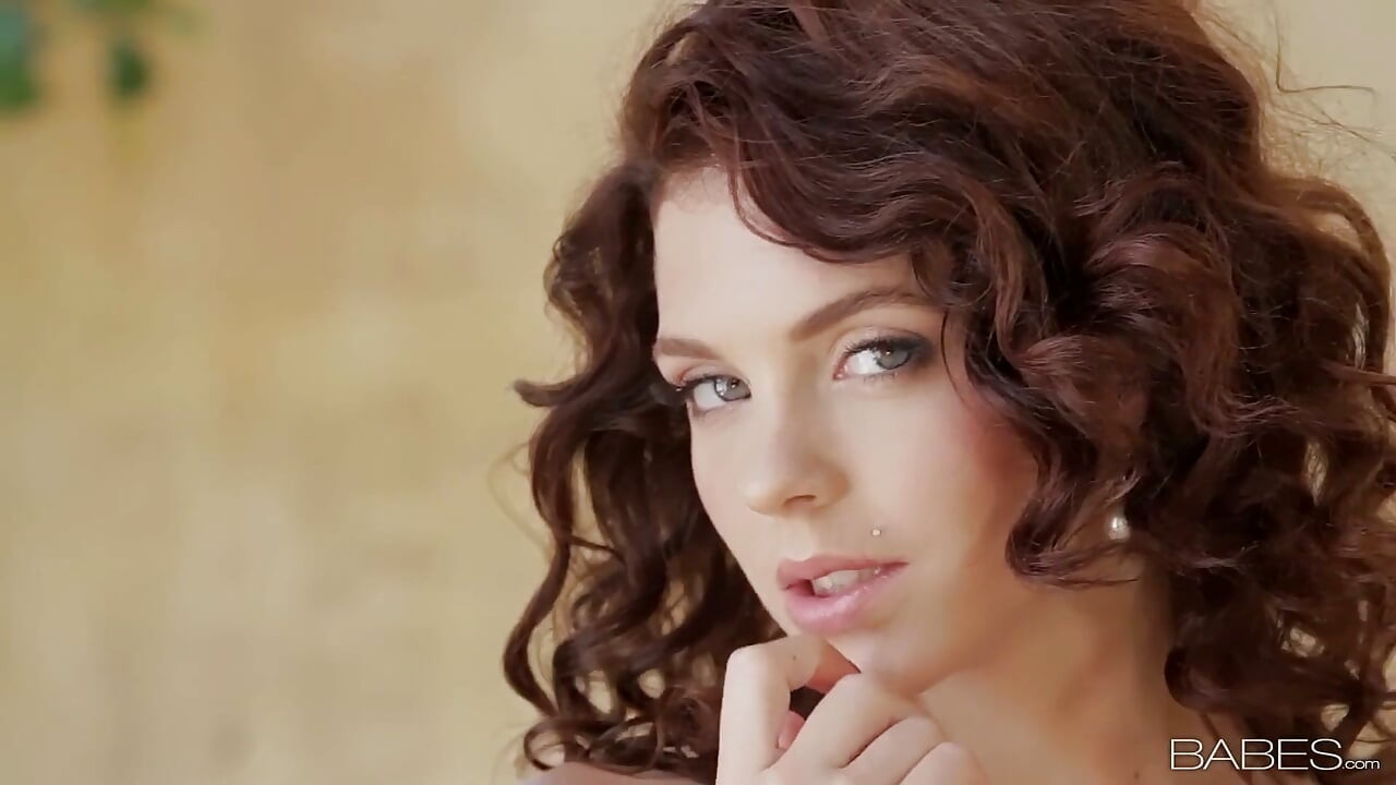 Babes - Gorgeous Brunette Kiera Winters Enjoys a Luxurious Solo Session Outdoors in Her Mediterranean Courtyard