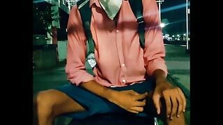 Seksowny wujek desi nago masterbate wytryski na stacji kolejowej