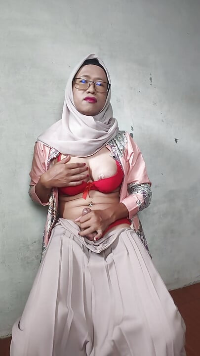 Stortuttad Hijab Shemale onanerar
