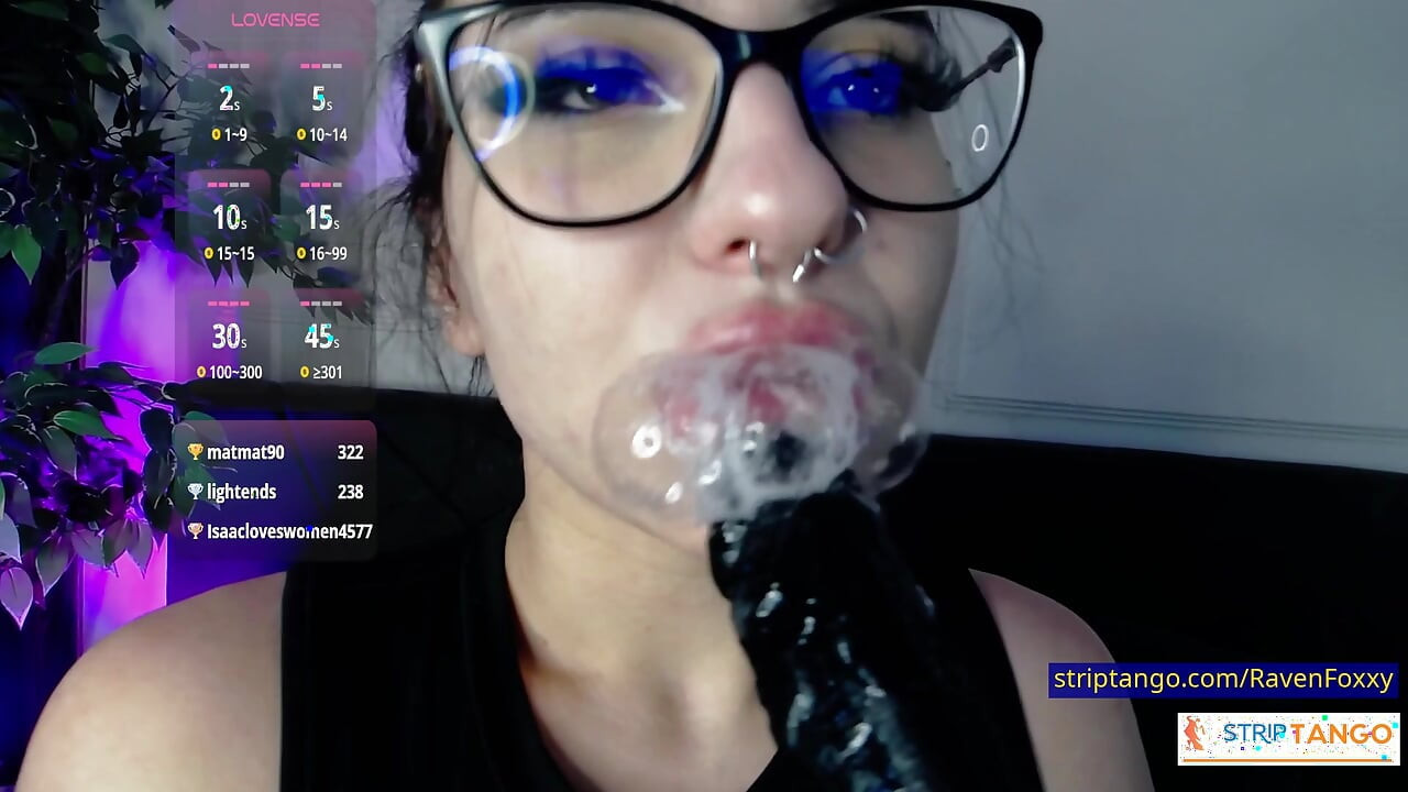 Ravenfoxxy bela gibi görünüyor ve nasıl kullanılacağını tam olarak biliyor