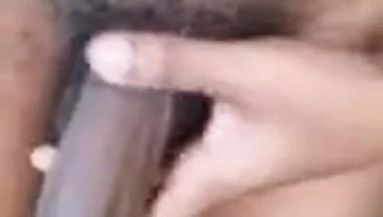 Afrikanstud kalın siyah yarağı göstermek için havlu düşüruyor