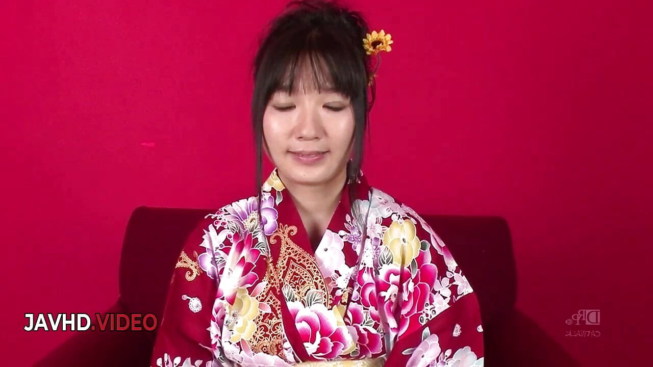 Chiharu'nun şehvetli kimono üçlü seksinde ateşli sakso ve ateşli dölleme finali