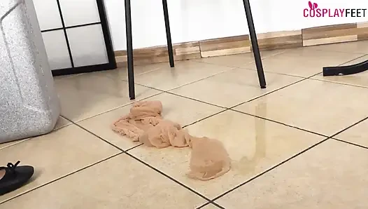 Siyah saçlı bebek ayakları ve amcığını okşuyor ve sonra işi almadıktan sonra yere işiyor