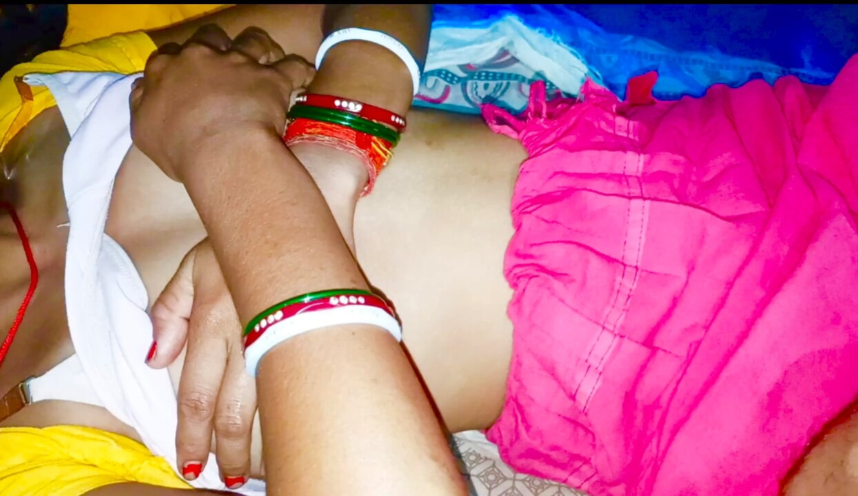 Desi IndijkaSoni Bhabhi seks s Devarom noću u spavaćoj sobi i pušenje kurca Svršavanje u usta
