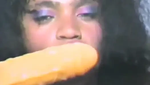 Ein ebenholz-schätzchen fickt sich mit vielen dildos