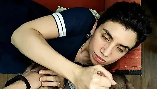Quickie! Blowjob auf der couch und abspritzen in den mund