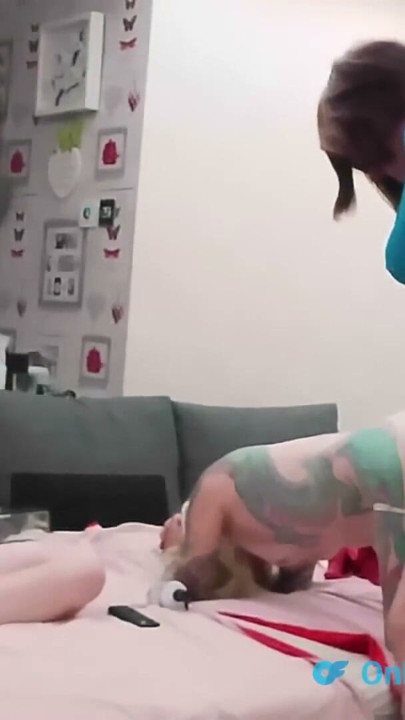 Dragon Tgirl Шарлотта бере величезний необрізаний член Tgirl Lucy | Кліп 2
