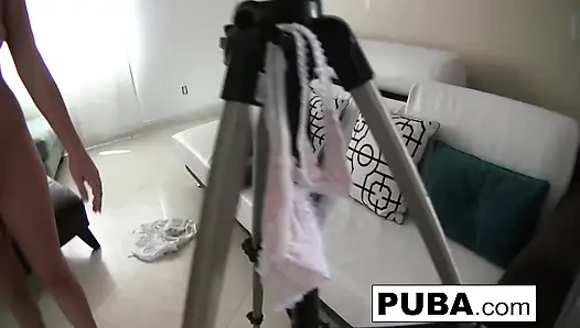 Natasha lagi asik muasin dirinya sendiri
