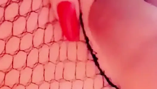 Cewek ini lagi asik fingering memeknya pakai dildo di pantatnya