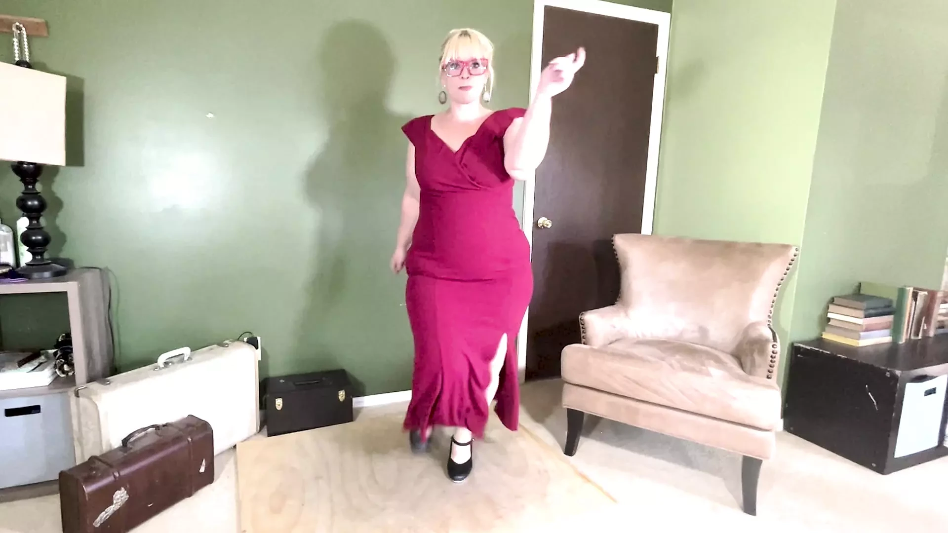 Grandota de striptease bailando y sacudiendo su cuerpo gordo mostrando sus curvas y hablando sucio