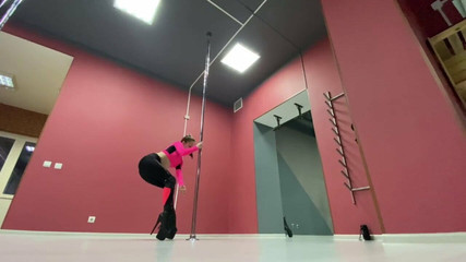 Regarde ma pole dance! Imagine ce que je peux faire avec une bite bien dure