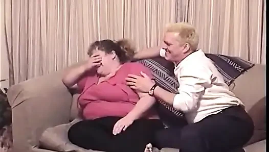 Kurvige blonde MILF von mehreren männern in sperma getränkt